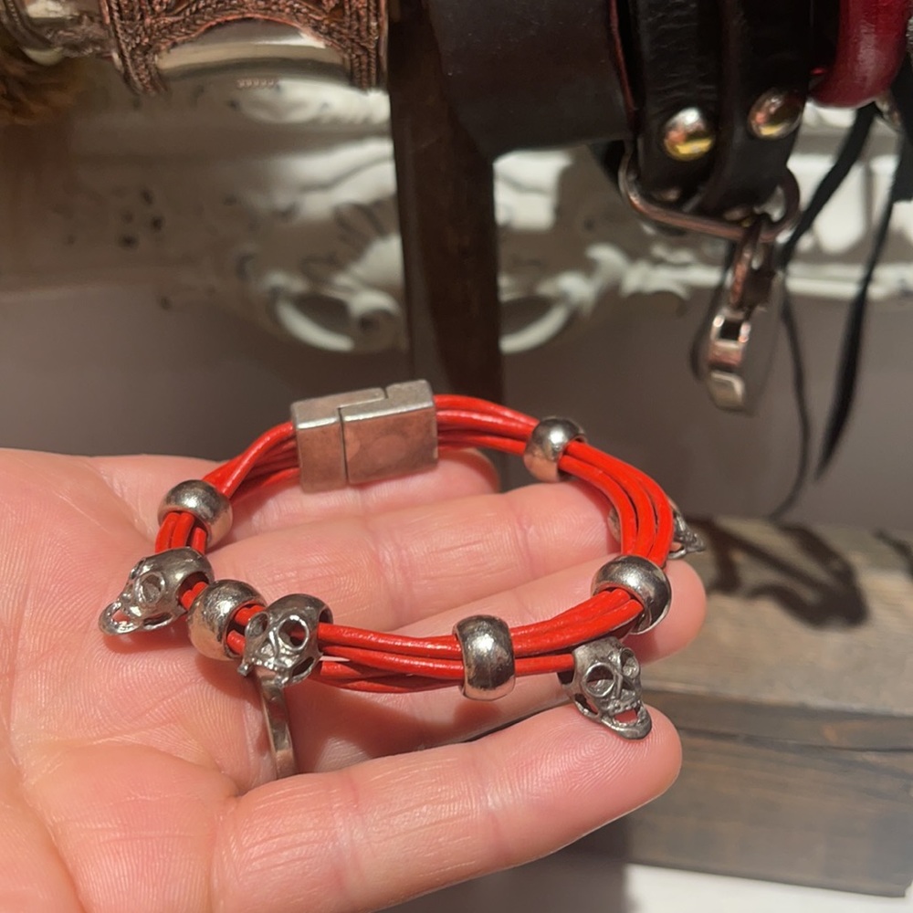 Skull leather red bracelet.